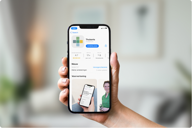 Een hand die een telefoon vasthoudt met de Thuisarts app